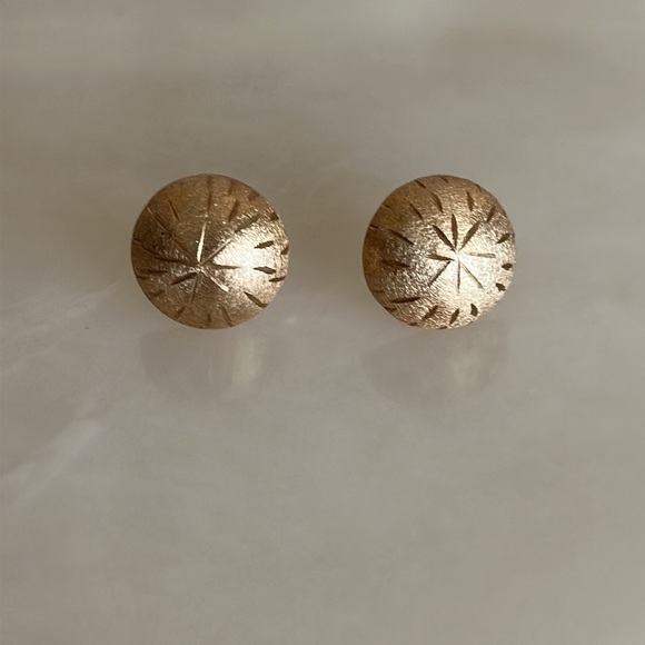 14k Solid Brushed Gold Sand Dollar Stud Earrings - Picture 7 of 16
